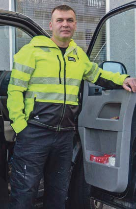 GLEDER SEG OVER JOBB: Andrii Hapanenko fra  Ukraina på vei ut i felt. Han er en av de aller første flyktningene fra Ukraina og gleder seg over jobben  i Rogaland Driftsservice de dagene han ikke er  opptatt med de norske myndighetenes  introduksjonskurs for flyktninger.