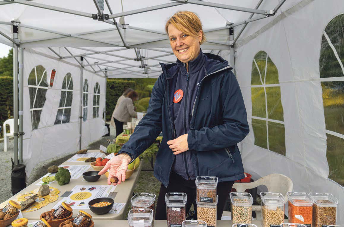 BØNNER, LINSER OG NØTTER: - Energi er tema for Forskningsdagene i år og her har vi samlet mye energi, sier Anne Cathrine Scheen fra Botanisk hage.