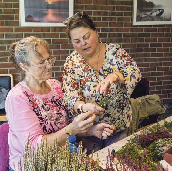 HJELP Å FÅ: Unni Bjørnstad (til høyre) hjelper Wenche Stoops med å komme i gang med kransen.