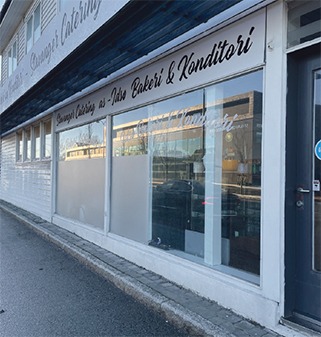 Bak disse vinduene foregår baking og matlaging. Det er bare å bestille!