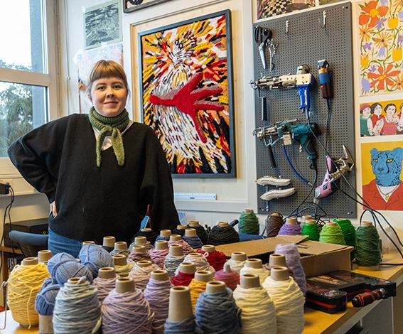 JOHANNA WARBERG: Johanna er utdannet illustratør/grafisk designer, men driver også med håndarbeidsteknikken tufting som kan brukes til å lage gulv- eller veggtepper, men også for eksempel putetrekk og vesker.