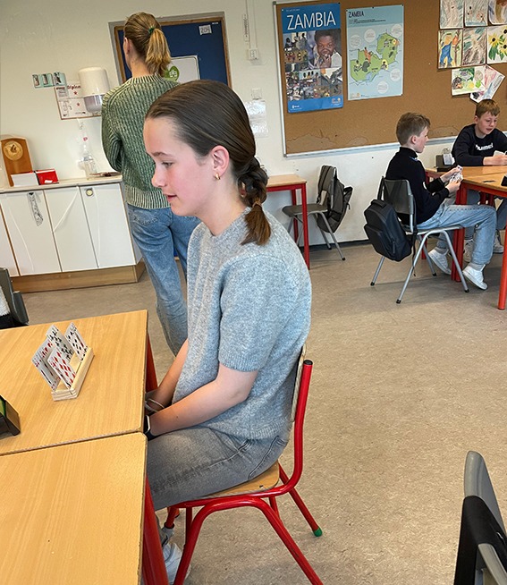Sara Mykletun: Hun synes det er gøy å spille bridge i stedet for å ha vanlig skoletime.