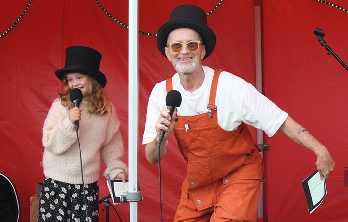 VERTER: Laura Nagell Dahl og Kristian Arntsen ledet oss elegant gjennom konserten.