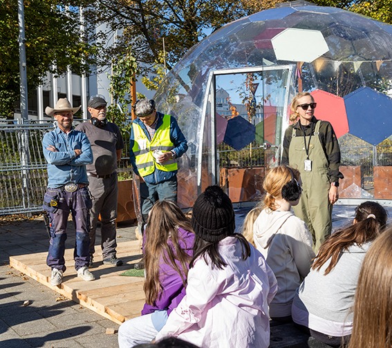 LY FOR VÆR OG VIND: Den nye igloen på torget. Fra venstre TV-snekker Ole Rosén-Lystrup, og Per Helgeland og Alf Ole Røisland fra Snekkerverkstedet og prosjektleder Martina Andersson.