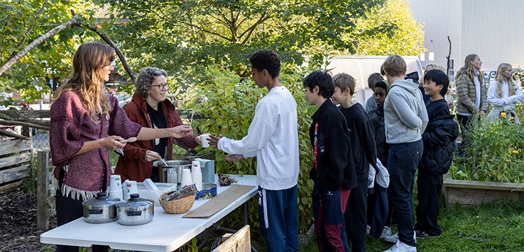 KORTREIST SUPPE: Ragne Øwre Thorshaug og Nora Gramstad fikk god avsetning på den gode suppen med ingredienser fra hagen.