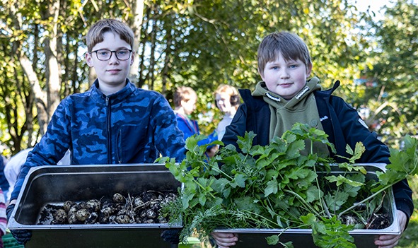 FERSKVARE: Aleksander og Matias med dagnes «fangst».